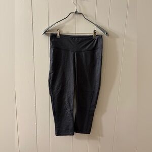 GAP fit women’s Medium grey Capri leggings workout gym sporty college school